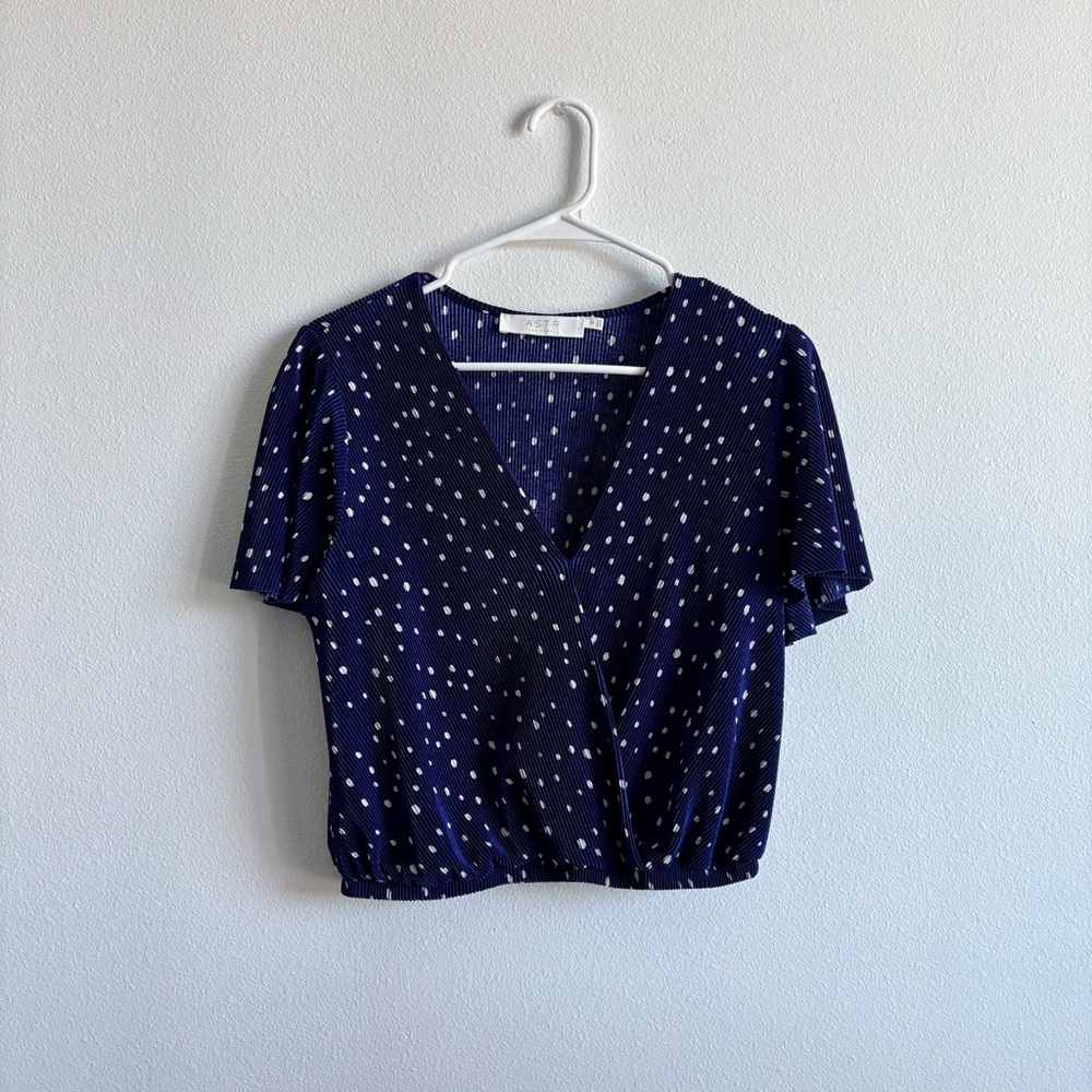 ASTR THE LABEL - Navy Blue/White Polka Dot Plisse Ribbed V-Neck Cropped Blouse